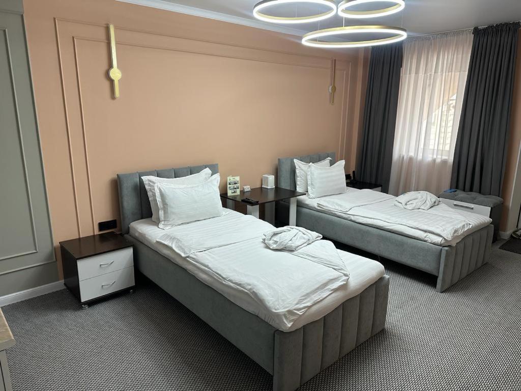 Voyazh Hotel Taraz Ngoại thất bức ảnh