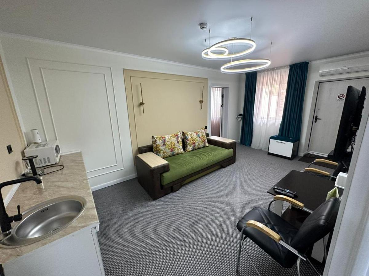 Voyazh Hotel Taraz Ngoại thất bức ảnh
